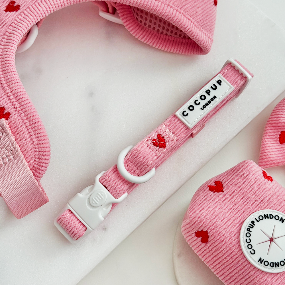 Collar de Cordón Corazones Rosados: Mediano