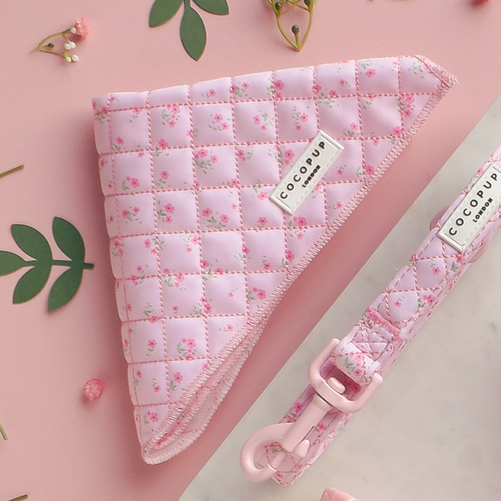 Pañuelo rosa con estampado floral acolchado