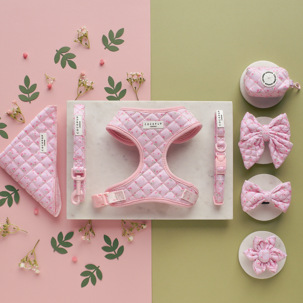 Pañuelo rosa con estampado floral acolchado